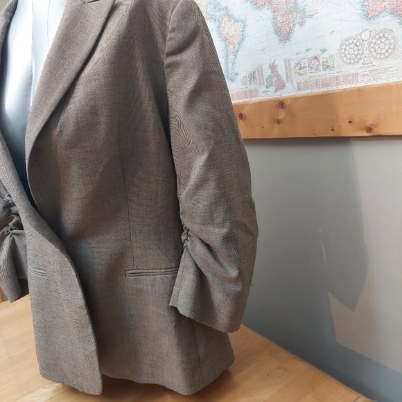 Calvin Klein Single Breasted Blazer faux pockets, single button, rouch sleeves - Picture 4 of 13